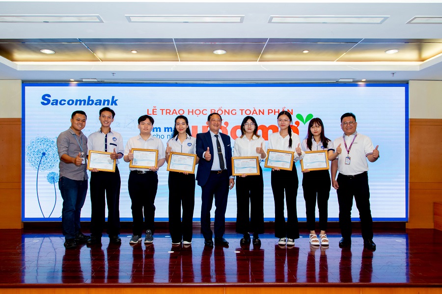 6 sinh viên UFM vinh dự nhận học bổng khuyến học của Ngân hàng Sacombank 